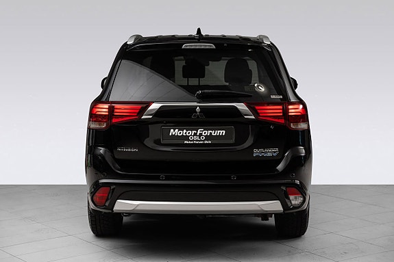 LED-baklys og kromstøtfanger gir et eksklusivt inntrykk.