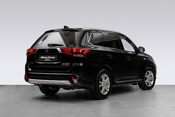 Stilren bakende med LED-lys og distinkte kromdetaljer.