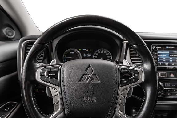 Digital førerdisplay og multifunksjonsratt med Mitsubishi-logo.