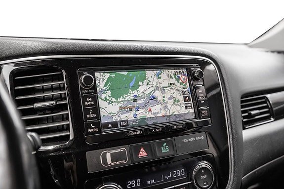 Navigasjonssystem med tydelig kartvisning og klimakontroller.