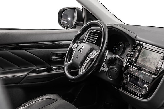 Luksuriøst ratt og digitalt display med intuitiv infotainmentskjerm.