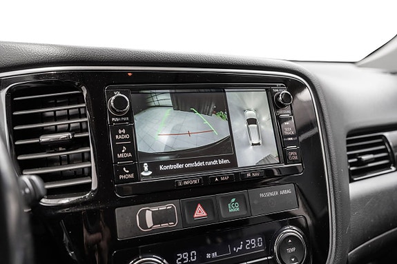 Bakoverkamera med parkeringshjlep og retningslinjer på skjerm.