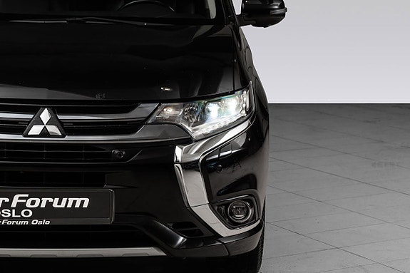 Framtidsrettet design med LED-hovedlykter og blankkrom detaljer.