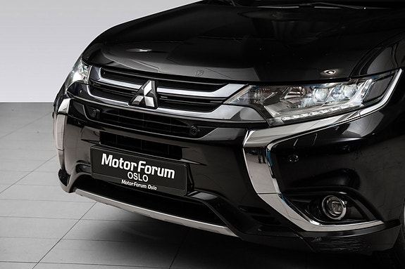 Moderne front med LED-lys og kraftfull Mitsubishi-logo.
