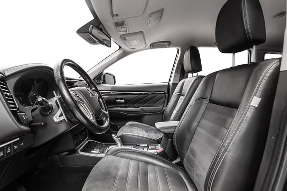 Luksuriøst interiør med skinnseter og moderne førermiljø.