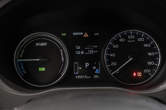 Oversiktlig digital instrumentering med hastighetsmåler og varsler.