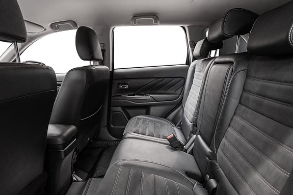 Bakseter i sort skinn med komfort og klassisk design.