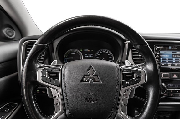 Digital førerdisplay og multifunksjonsratt med Mitsubishi-logo.