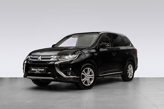 Elegant svart SUV med kromdetaljer og moderne frontdesign.