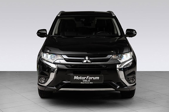 Skarp front med LED-lykter og sporty kromgrill.