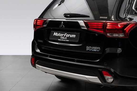 Distinkt bakende med utpreget PHEV-badge og LED-lys.