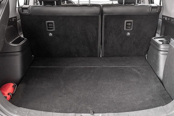 Romslig bagasjerom med praktisk og slitesterk oppbevaring.