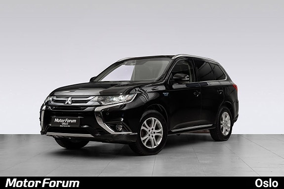 Elegant svart SUV med kromdetaljer og moderne frontdesign.