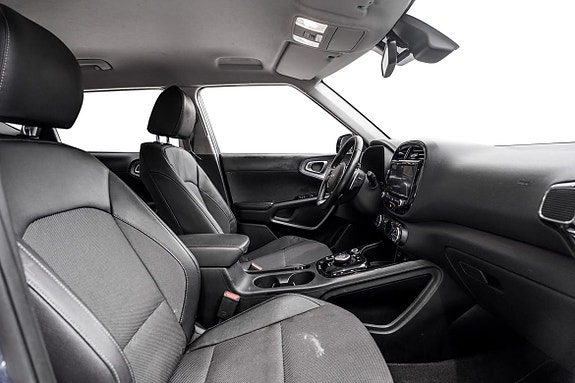 Stilren kupé med oppvarmet ratt og brukervennlige kontroller.