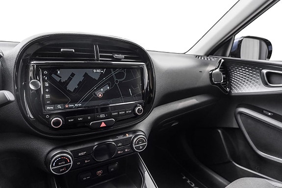 Navigasjon og mediekontroll presentert på responsiv berøringsskjerm.