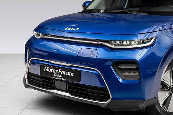 Elegant front med adaptive LED-lykter og distinkt design.