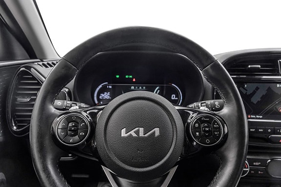 Multifunksjonsratt med kontroller for adaptiv cruise og media.