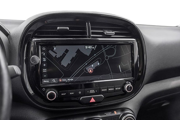 Oversiktlig infotainmentskjerm med smarttelefonintegrasjon via Apple CarPlay.