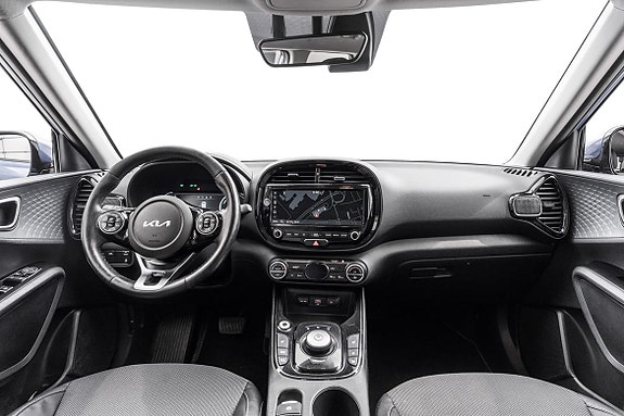 Moderne cockpit med stor skjerm og nøkkelløs startfunksjon.