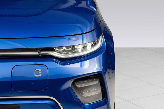Sleek frontparti med aerodynamisk grill og stilige lykter.