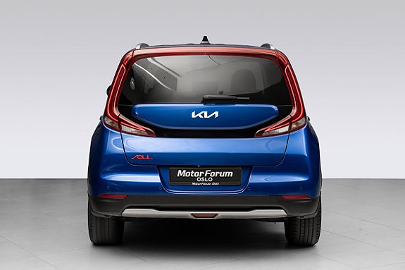 Markant bakparti med tydelig Kia-logo og røde detaljer.
