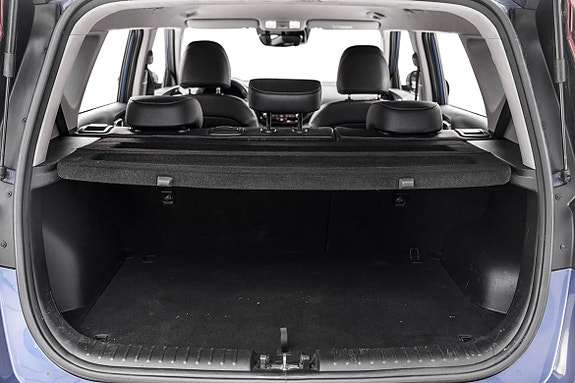God bagasjeplass med slitesterkt svart teppe og fleksible løsninger.