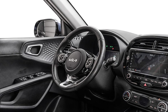 Intuitivt førermiljø med full digital styring og adaptive funksjoner.