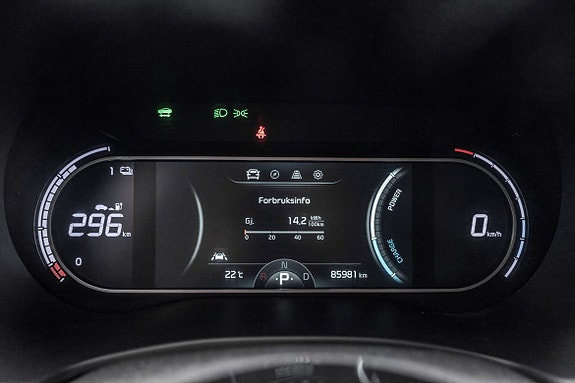 Digitalt instrumentpanel med klar informasjon og kjørestøtte.