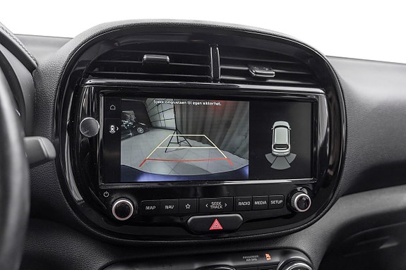 Ryggkameradisplay gir enkel parkering med dynamiske retningslinjer.