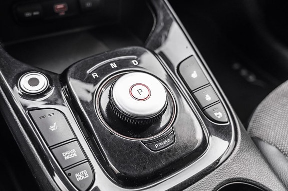 Drive mode-selector og praktiske kontroller gir fleksibel kjøring.