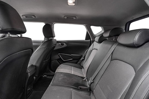 Romslig baksete med Isofix og gode plassar for barn.