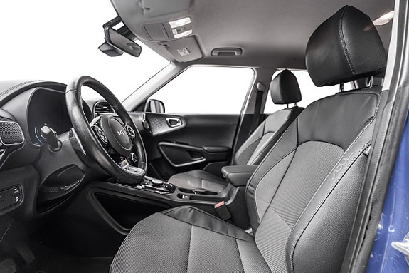 Komfortable seter i mørkt skinn med raffinert interiørdesign.