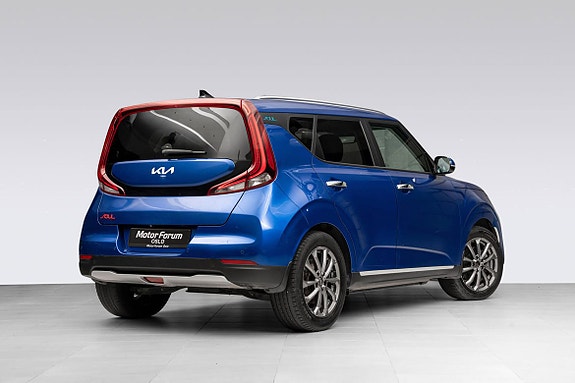 Baklykter med unikt uttrykk og stilrene kromdetaljer.