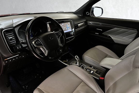 Moderne infotainmentsystem med CarPlay og Bluetooth-tilkobling.