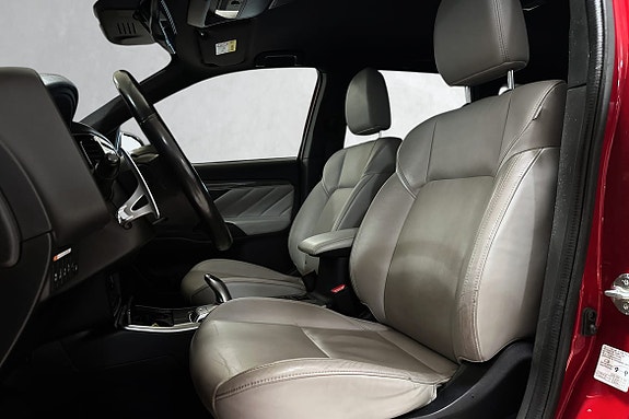 Komfortable skinnseter med elektrisk justering og oppvarming.