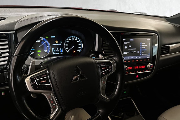 Topp moderne kjøreopplevelse med digitalt dashbord og touchskjerm.