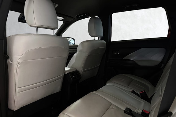 Bakseter i skinn med høy komfort og familievennlig design.