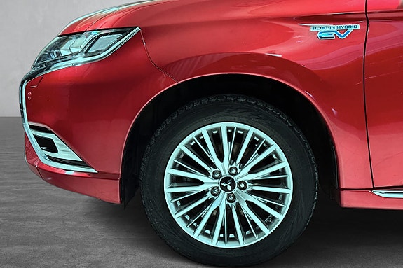 Alloyfelger og slitesterke dekk gir et sportslig inntrykk.