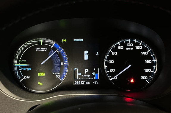 Elektronisk display viser hastighet, ladeindikator og eco-modus.