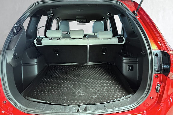 Romslig bagasjerom med gummimatte og fleksible seteløsninger.