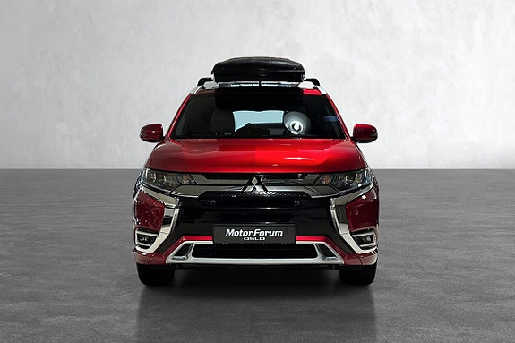 Toppmodell i rødt med skiboks, klar for vintereventyr.