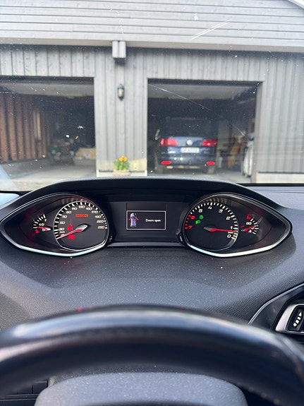 Peugeot 308 8 of 12