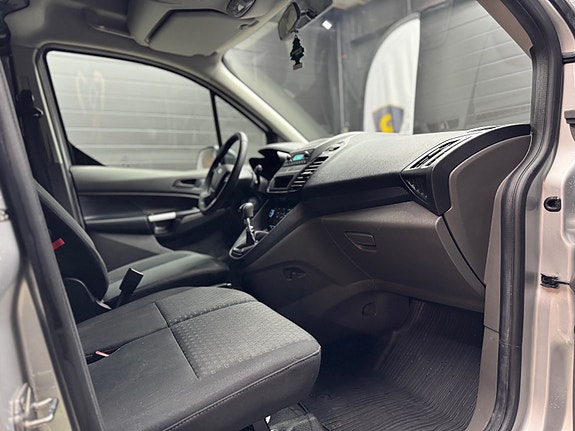Ford Transit Connect 13 of 23