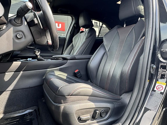 Lexus UX250h 14 of 30