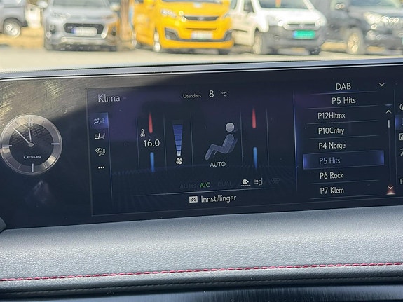 Lexus UX250h 25 of 30
