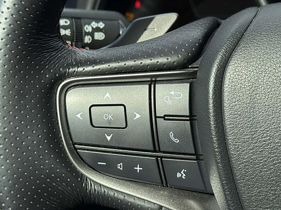 Lexus UX250h 26 of 30