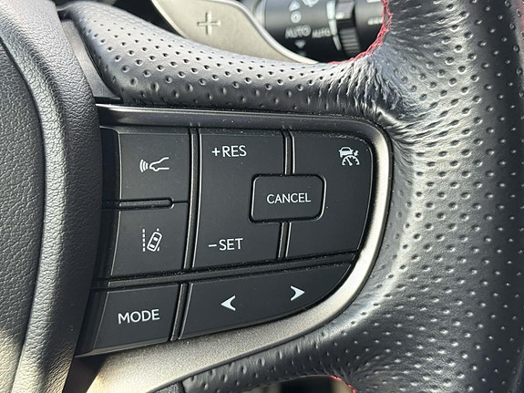 Lexus UX250h 27 of 30