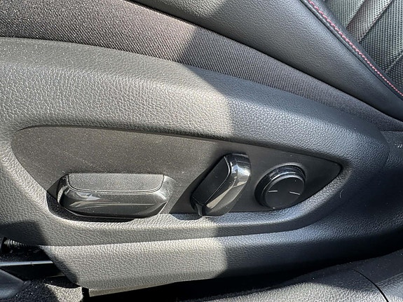 Lexus UX250h 15 of 30