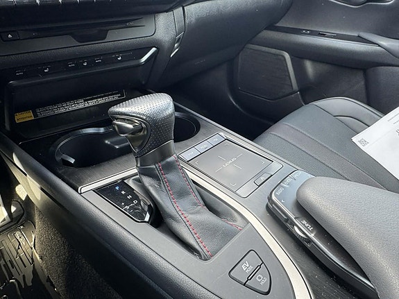 Lexus UX250h 16 of 30