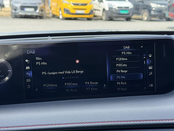 Lexus UX250h 24 of 30